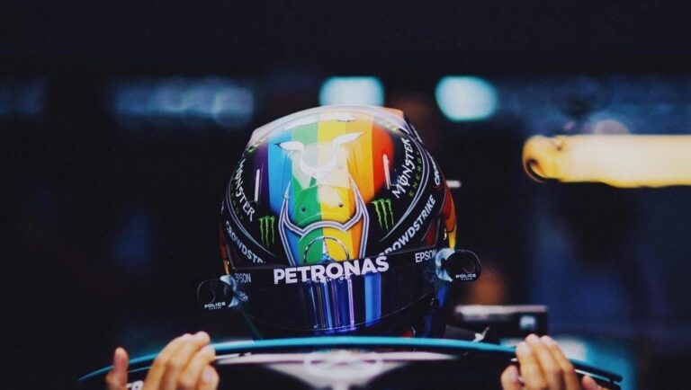 Lewis Hamilton si vezme na závody F1 v Miami duhovou přilbu na protest proti zákonu, který na Floridě chrání děti před LGBTQI propagandou