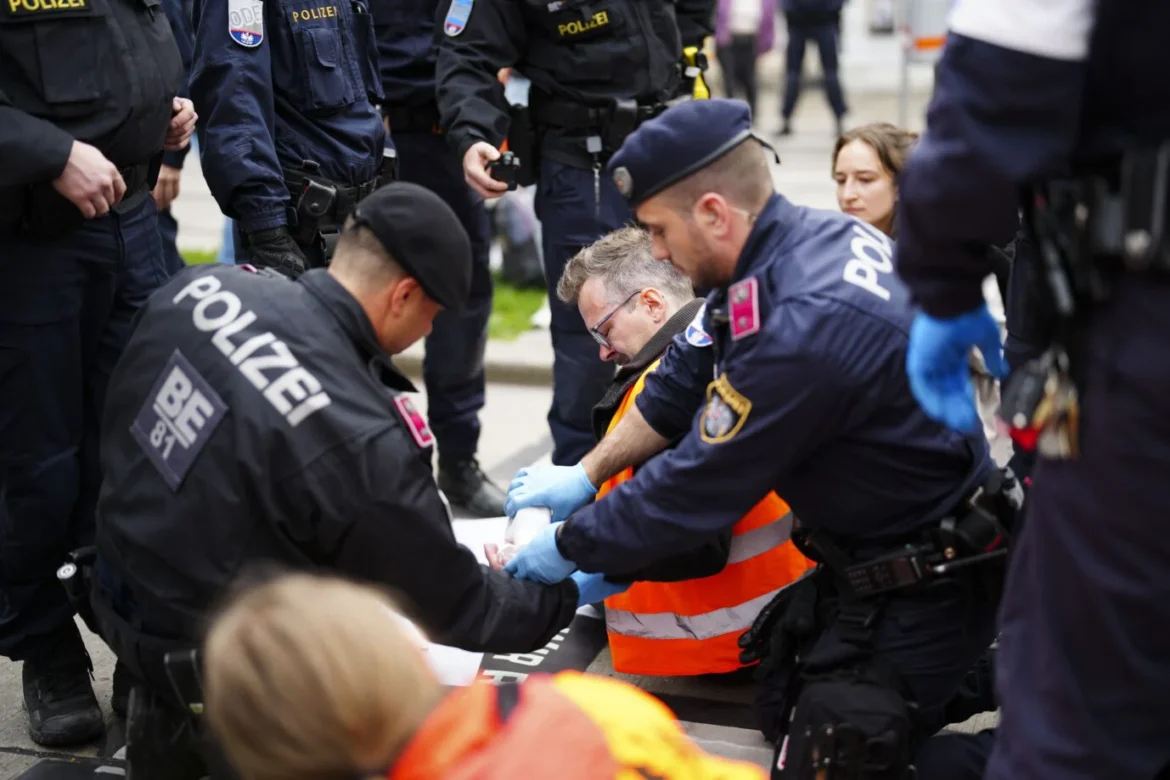 Rakousko: Muž zemřel poté, co klimatičtí teroristé zablokovali sanitku4.7 (12)
