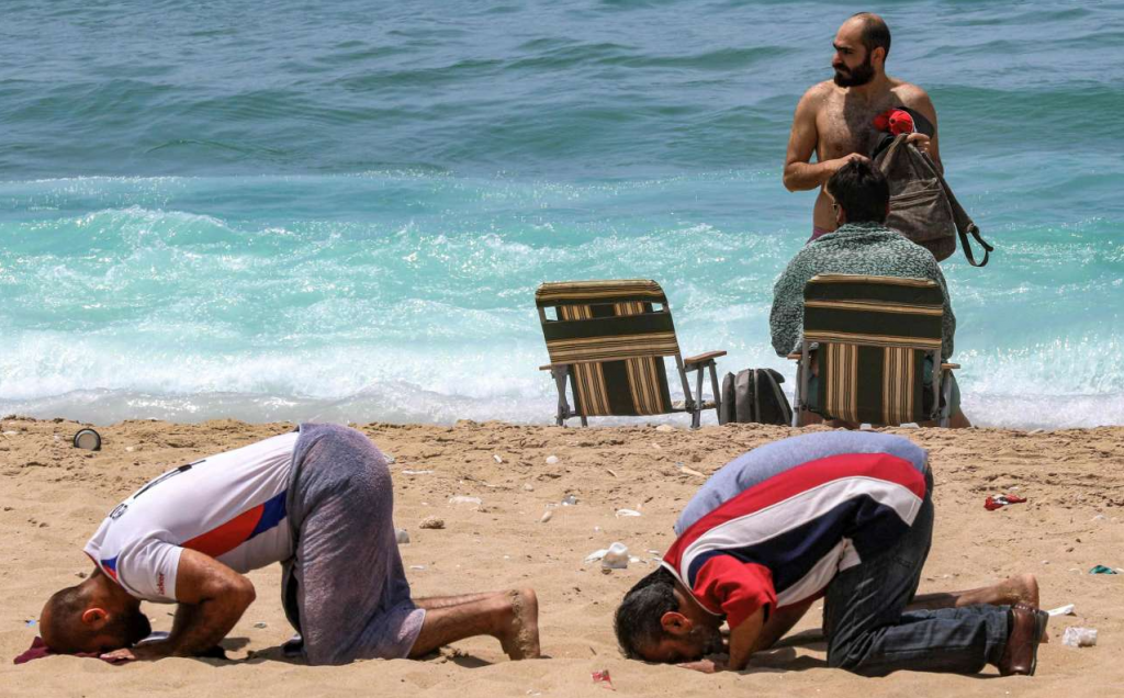 Donedávna křesťanský Libanon začíná být ovládán islámskými extremisty, ženy již v plavkách na pláž nesmí