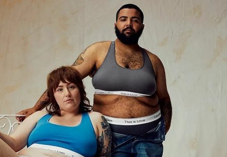 Calvin Klein: Woke firma využívá k předvádění podprsenek tlustého černocha