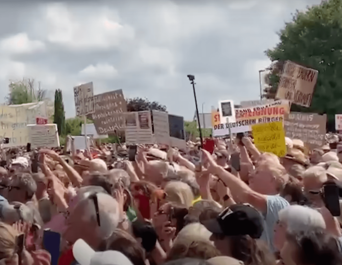 „Vypadni!!“ Na protestu proti nařízenému vytápění tepelnými čerpadly vypískali bavorského premiéra (video)5 (27)