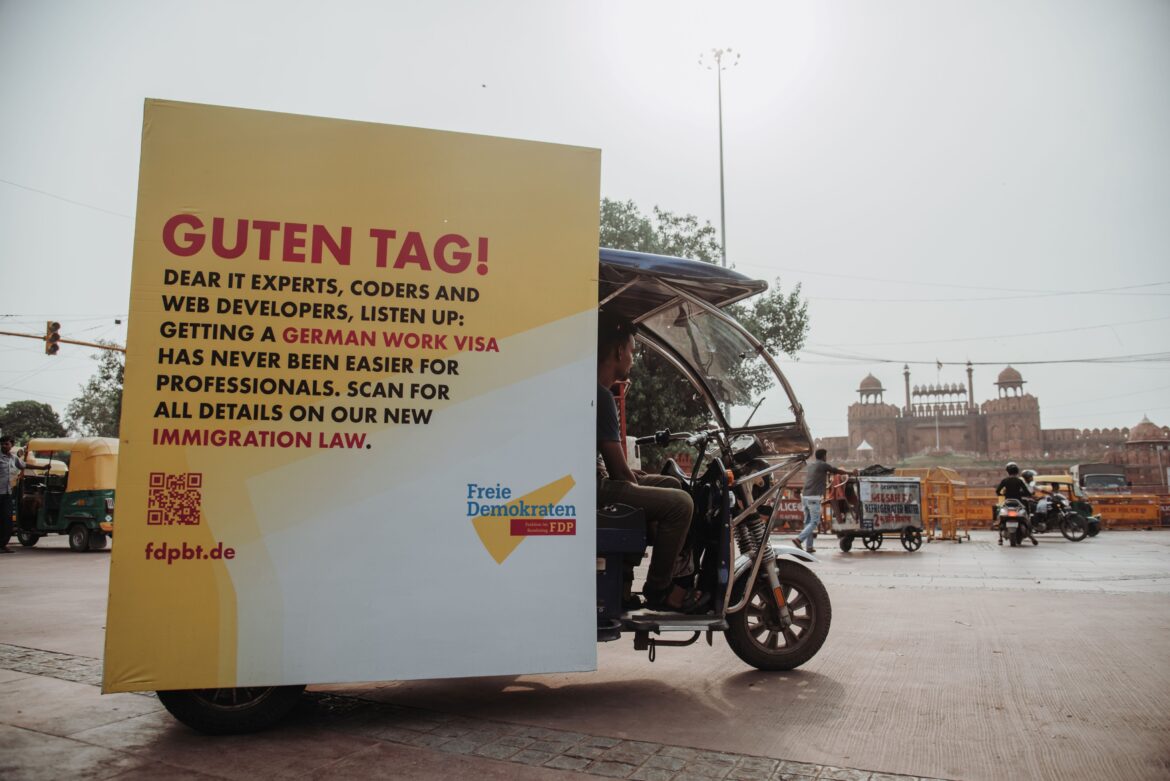 Německá vládní strana umisťuje na rikši v Indii reklamy, které mají do země nalákat další migranty5 (18)