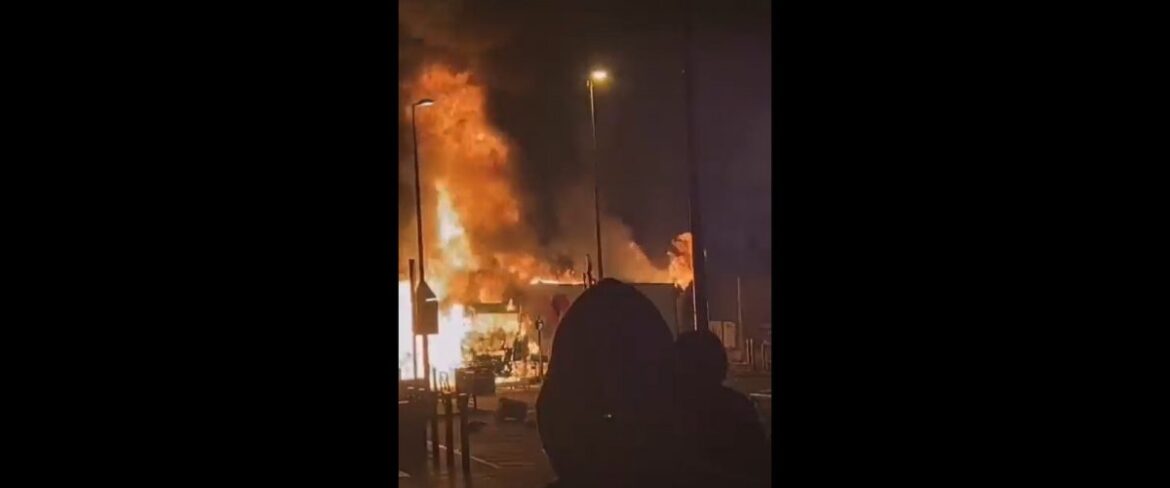 Začátek občanské války ve Francii? Po zastřelení mladého muslima policií se nepokoje a požáry šíří po celé zemi (šokující videa)