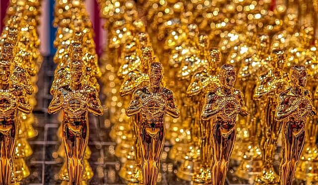 Od roku 2024 se nesmí o Oscara ucházet film, kde nejsou v hlavních rolích barevné menšiny a bez zastoupení LGBTQ5 (14)