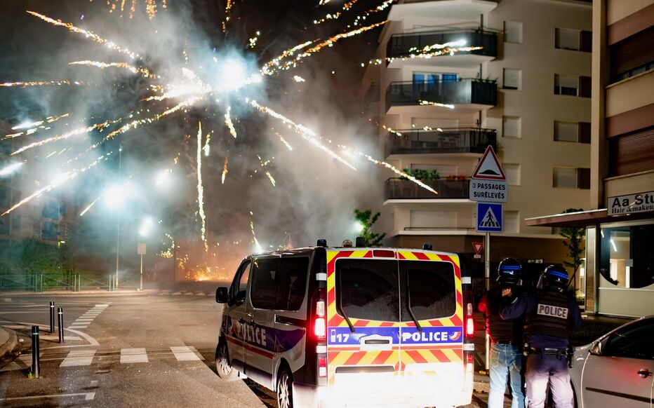 7. noc nepokojů ve Francii: Rabování, požáry, útoky pokračují, celá čtvrť Montpellieru v plamenech (videa)
