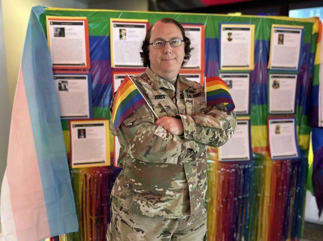 Americká armáda oslavuje transgender majora (video)