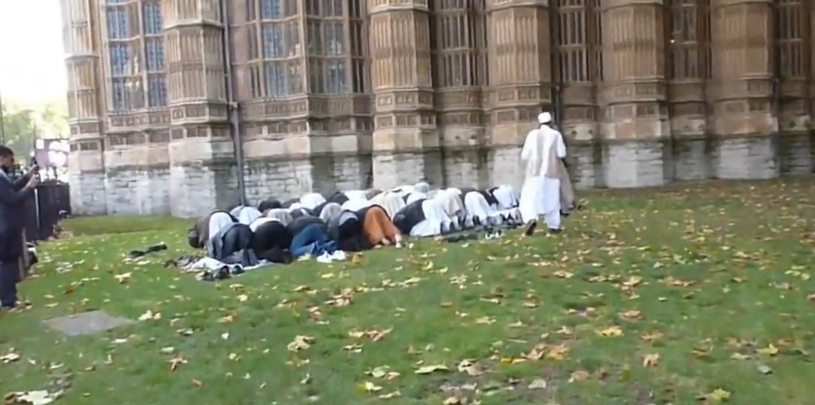 Velká Británie: Westminsterské opatství pod nadvládou islámu a další ukázky degradace země (videa)4.9 (14)
