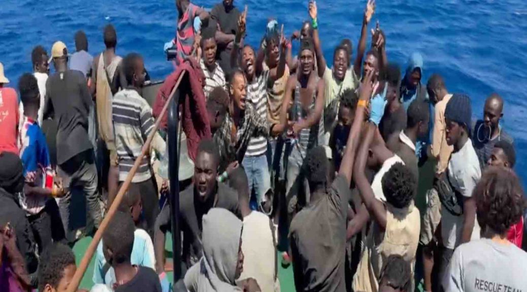 Pokračující invaze: Podívejte se, jak vypadá 300 údajných „nezletilců bez doprovodu,“ kteří právě připluli z Afriky (video)