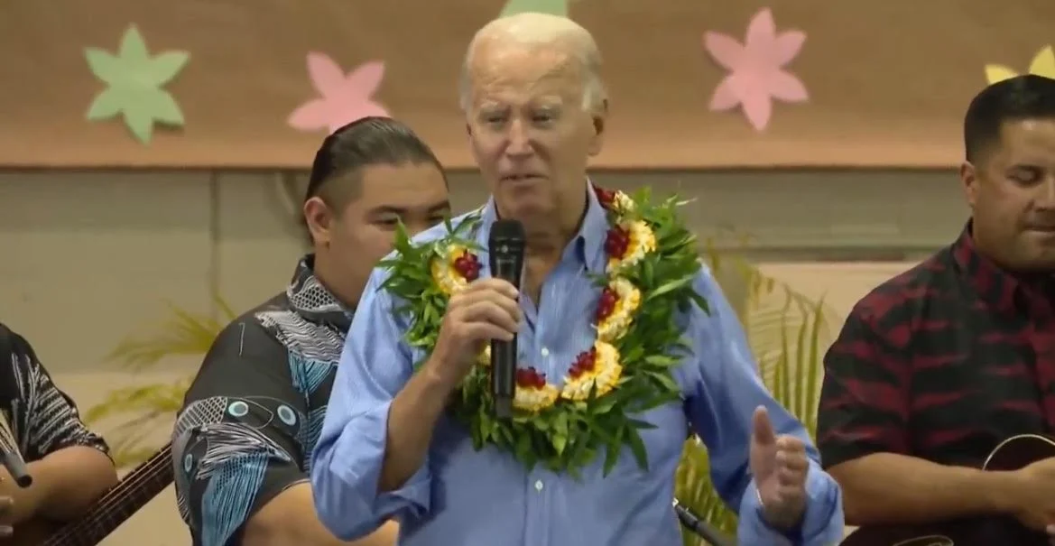 Další Bidenův trapas poté, co přijel na požárem sužovaný ostrov Maui (video)