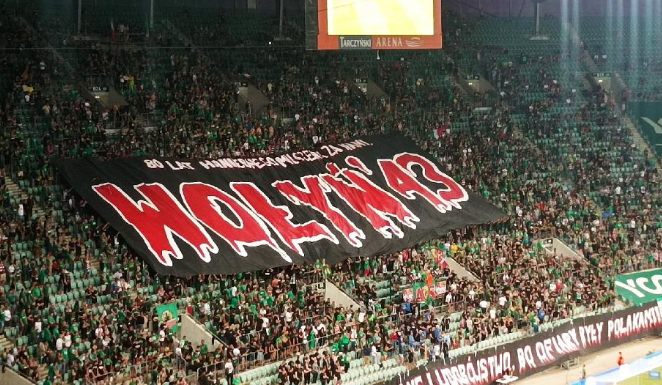 Polsko: Na zápase první fotbalové ligy ukázali fanoušci protiukrajinské nápisy