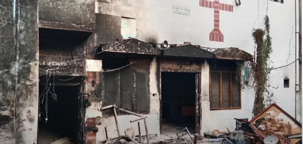 Útoky na křesťany v Pákistánu: Masakry, vypálené kostely a domy (videa)