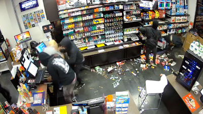 USA: Rabující gang zbil prodavačku na benzínové pumpě v Seatlu (video)5 (13)