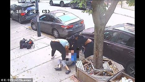 Chicago: Tři černošky zbily muže kovovou tyčí a ukradly mu auto (video)