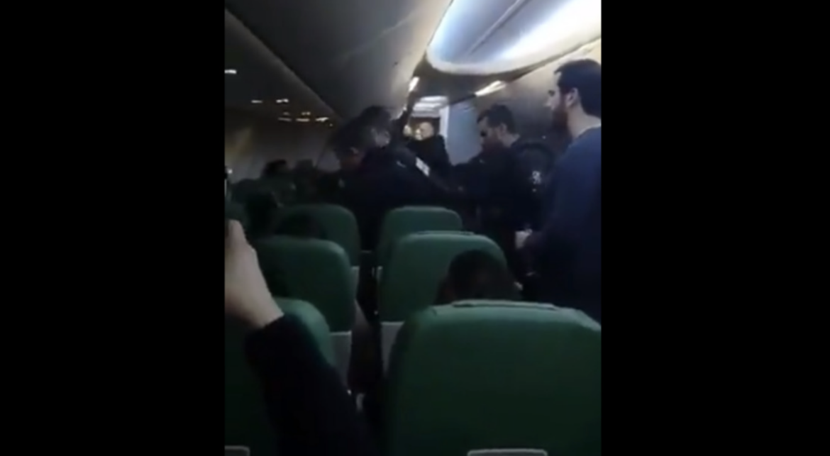 Muslimský pasažér se za letu pokusil otevřít dveře letadla, přičemž křičel: „Allahu akbar!“ (video)
