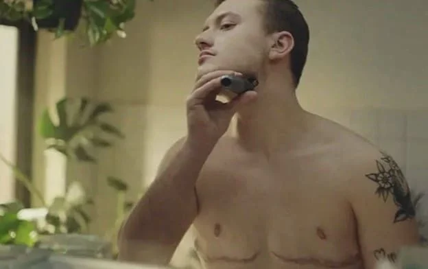 Společnost Braun představila reklamu na holící strojek s ženou, která se přeoperovala na muže4.3 (8)