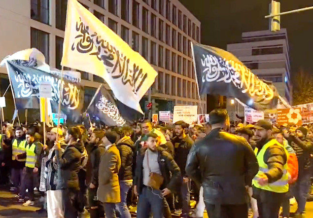 Páteční demonstrace v německém Essenu s vlajkami ISIS zaujala i v islámských zemích (video)