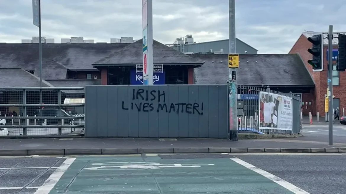 Vláda Severního Irska zakazuje a kriminalizuje slogan „Na irských životech záleží“
