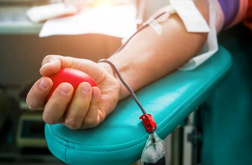 USA: Návrh zákona podaný v Illinois požaduje, aby dárci krve zveřejnili stav očkování proti Covidu