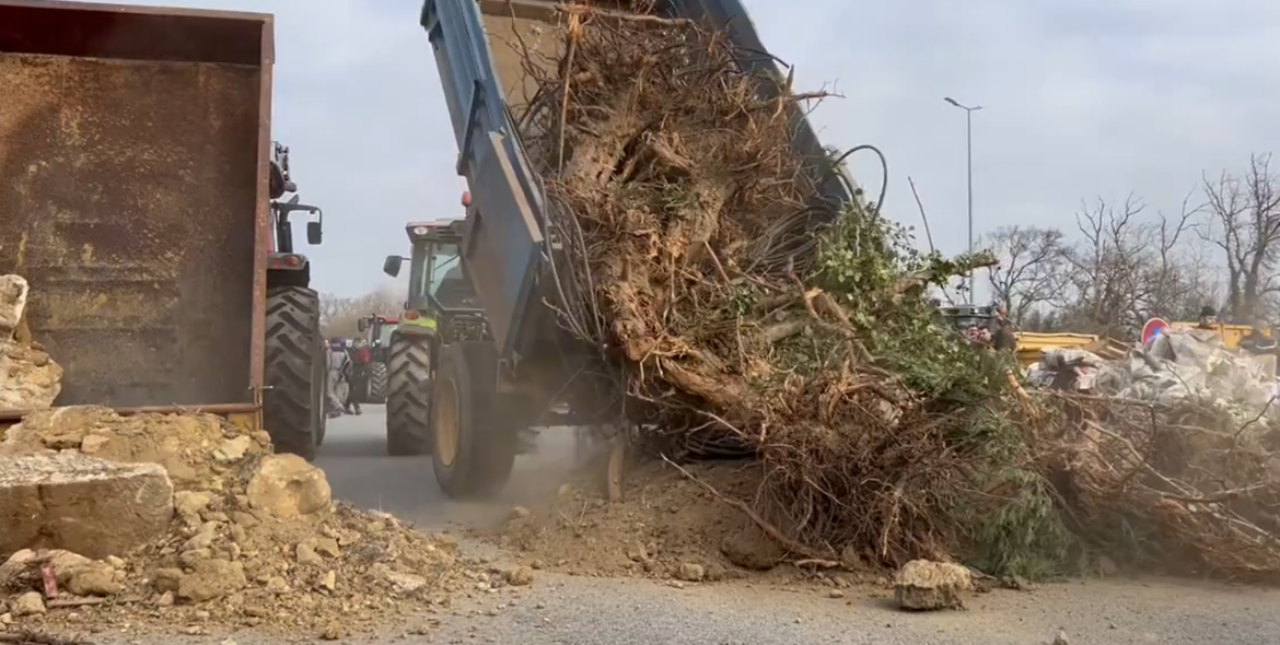 Francouzští zemědělci vyhrožují celonárodními protesty poté, co zablokovali dálnice a postříkali vládní budovy hnojem (videa)