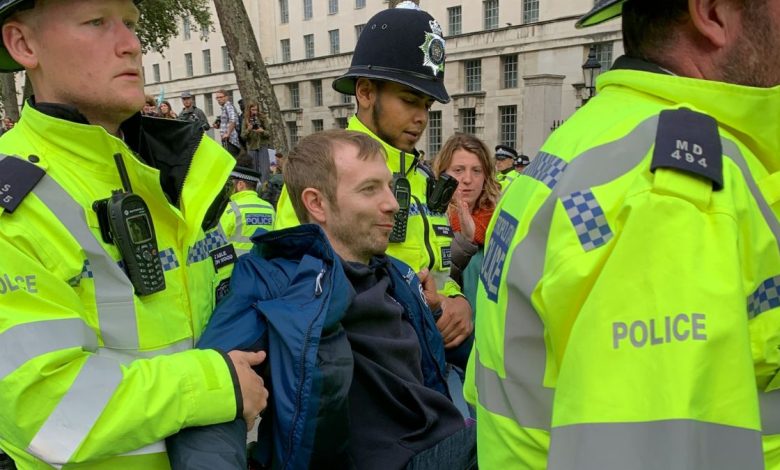 Ve Velké Británii bylo zatčeno 3 300 lidí za to, že napsali něco „závadného“ na sociálních sítích (video)