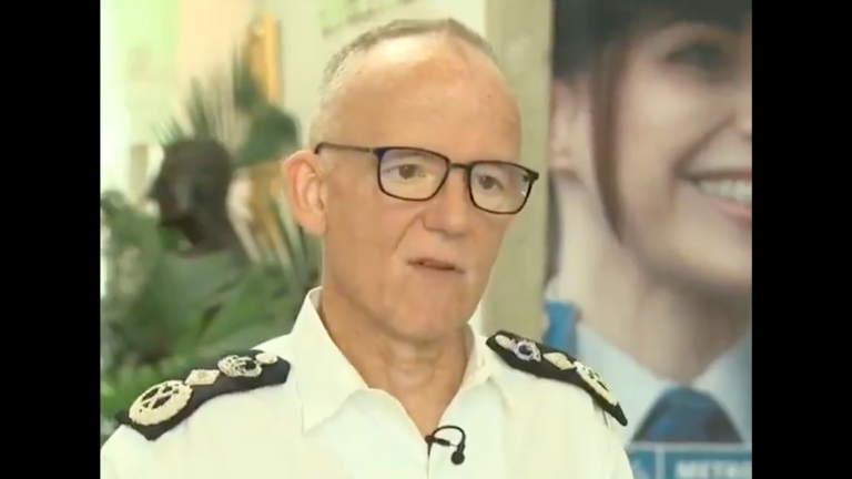 Britský policejní komisař vyhrožuje občanům jiných zemí kvůli online příspěvkům: „Půjdeme po vás“ (video)