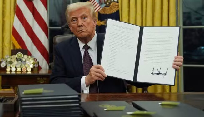 Trumpův nový plán: Přednostně dávat azyl Evropanům nespokojeným s migrací a cenzurou