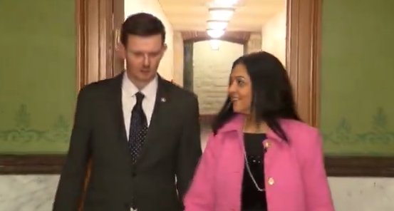 Demokraté v Ohiu navrhli legislativu, která by mužům zakazovala sex bez úmyslu zplodit dítě (video)