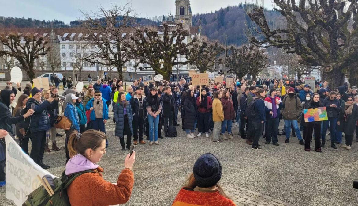Demonstrace proti Alici Weidelové: Před jejím bytem v Einsiedelnu vyřvávali odpůrci AfD, proti nim vytáhli naštvaní Švýcaři (video)5 (17)