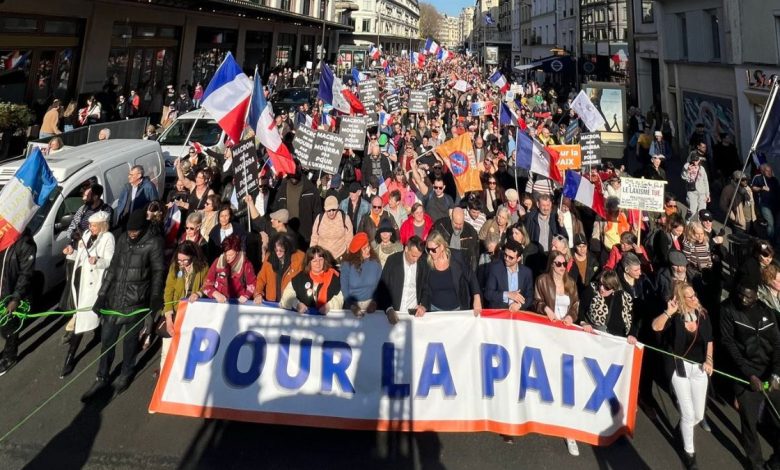 Francie: Tisíce lidí vyšly protestovat proti francouzským „botám na zemi“ na Ukrajině (video)5 (13)