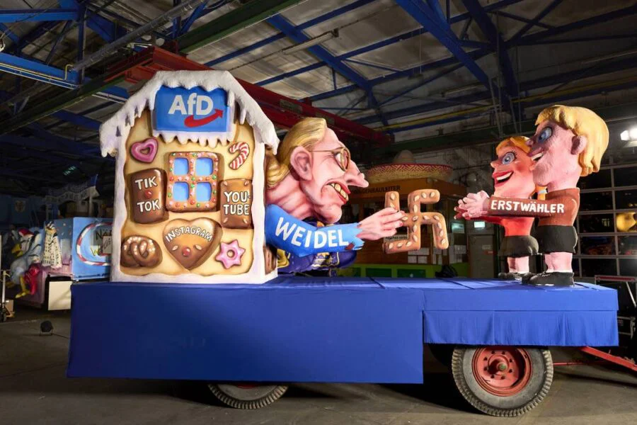 Politická propaganda na karnevalu v Düsseldorfu: Alegorický vůz má znázornit šéfku AfD jako nacistickou ježibabu5 (9)