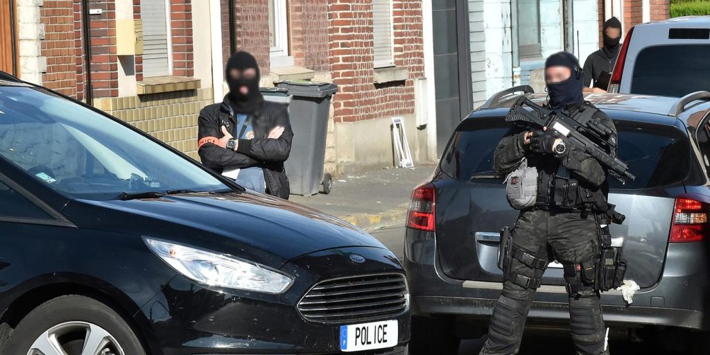 Francie: Tři muslimové byli zatčeni za plánování masových útoků, našli u nich improvizovaný výbušný pás a prohlášení věrnosti ISIS5 (7)