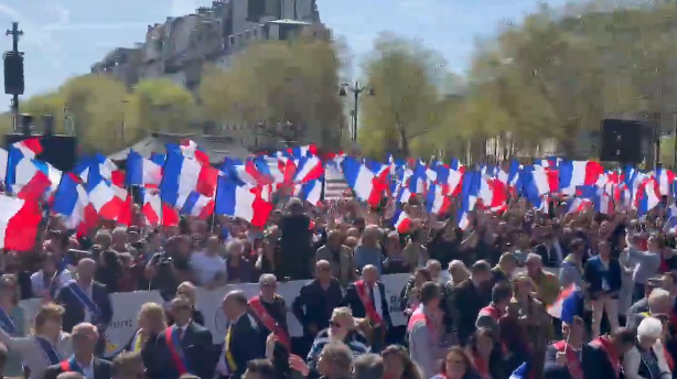 V Paříži se shromáždily tisíce lidí na protest proti vyloučení Marine le Pen z voleb, proti nim vyrazila ultralevice (videa)5 (6)