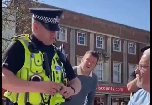 Velká Británie: Více než 12 000 lidí ročně bylo zatčeno za takzvaný „nenávistný projev“ (video)5 (11)