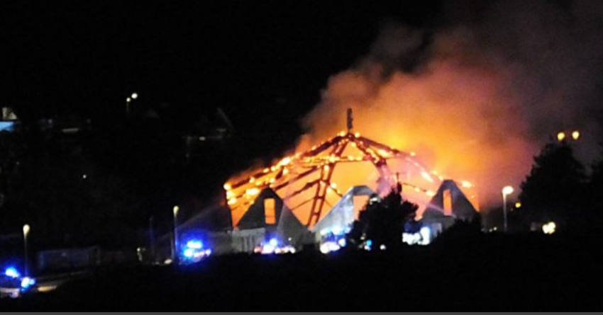 Na Velikonoce byl Afghánci vypálen katolický kostel v Irsku (video)5 (18)