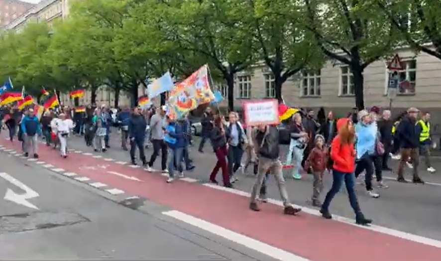 V Mnichově se pochodovalo za mír, proti demonstrantům vyrazila Antifa (video)5 (12)