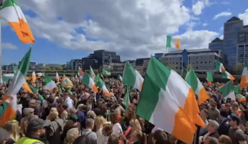 Irové vyšli do ulic, aby protestovali proti výměně obyvatel: „Irsko je plné!“ (videa)5 (20)
