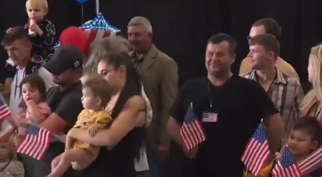 V USA včera přivítali první skupinu bílých jihoafrických uprchlíků (video)5 (14)