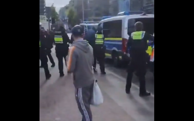 V Hamburku útočila nožem údajně psychicky nemocná žena, 12 zraněných (video a aktualizace)5 (17)