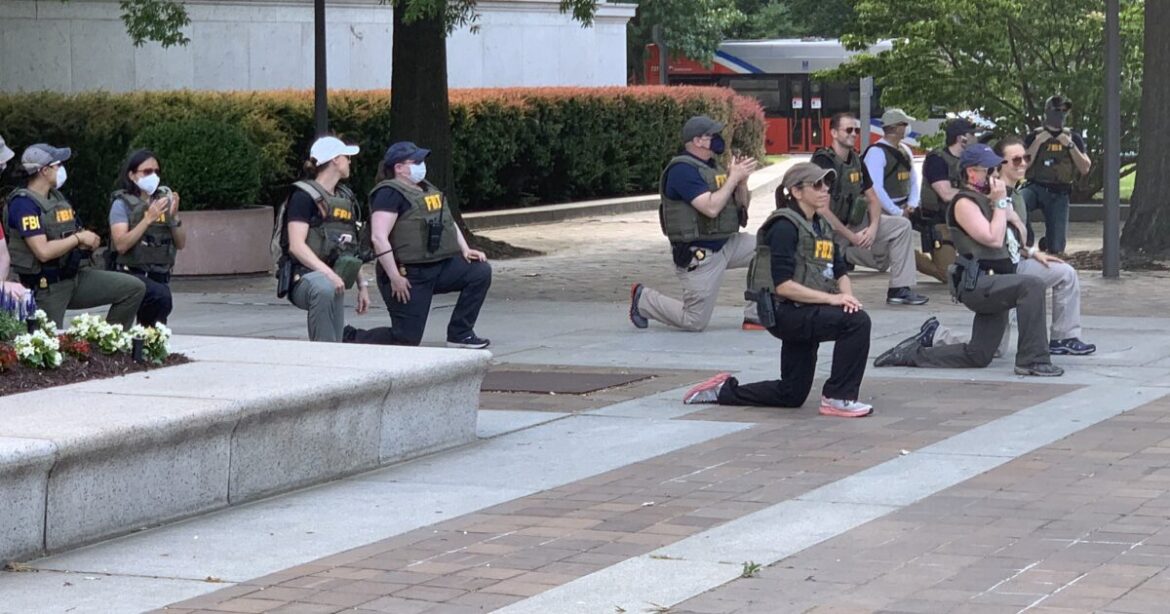 FBI degradovala agenty, kteří poklekávali během nepokojů BLM za George Floyda5 (24)