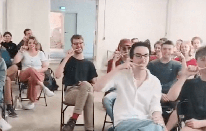 Šílenství německých libtardů: Čištění zubů proti pravici a kuřata v plenkách v katedrále (videa)5 (11)