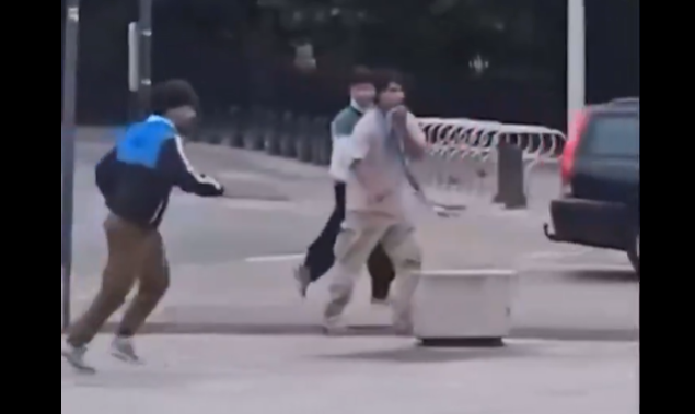 20 Afghánců se na ulici v belgické obci střetlo v hromadné rvačce na nože: 2 těžce zranění s podřezaným krkem (video)4.4 (14)