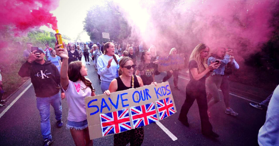 Velká Británie: Po nepokojích v Eppingu poté, co byla Afričanem znásilněna 14letá dívka, se protesty šíří i do dalších měst  (video)5 (17)