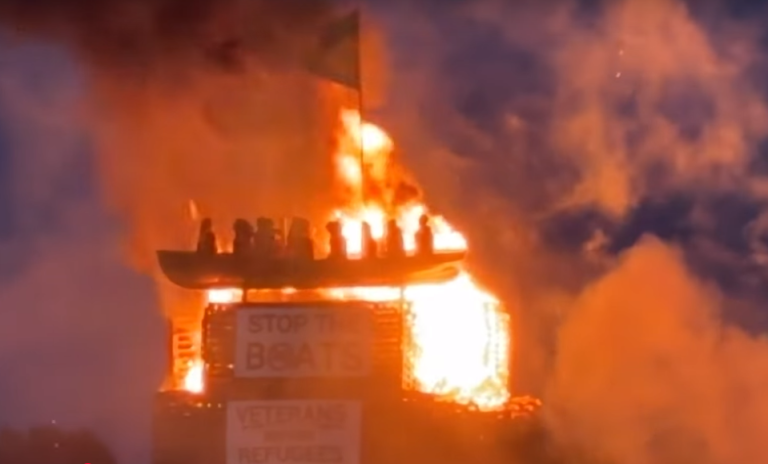 Velká Británie: Vatra s hořící lodí s figurínami migrantů je vyšetřována jako zločin z nenávisti (video)4.5 (16)