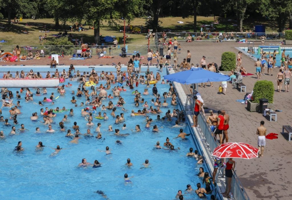 Německý normál: Venkovní bazén ve Wörthu po opakovaných útocích potřebuje až 20 bezpečnostních pracovníků5 (13)