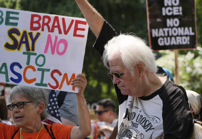Pokus o barevnou revoluci v USA se opět nezdařil: Na akci ve Washingtonu přišlo pár stovek lidí, většinou z neziskovek (video)