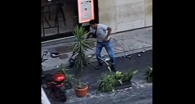 Itálie: Africký obohacovač zdevastoval letní zahrádku u baru, zákazníci se zabarikádovali uvnitř (video)5 (15)