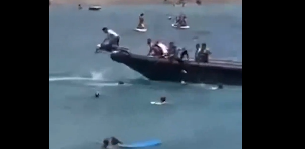 Návštěvníci pláže ve Španělsku pomáhají policii pochytat vetřelce vyskakující z lodí (video)5 (15)