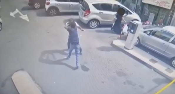 Itálie: Afričan ubodal na ulici za bílého dne místního muže (video)5 (19)