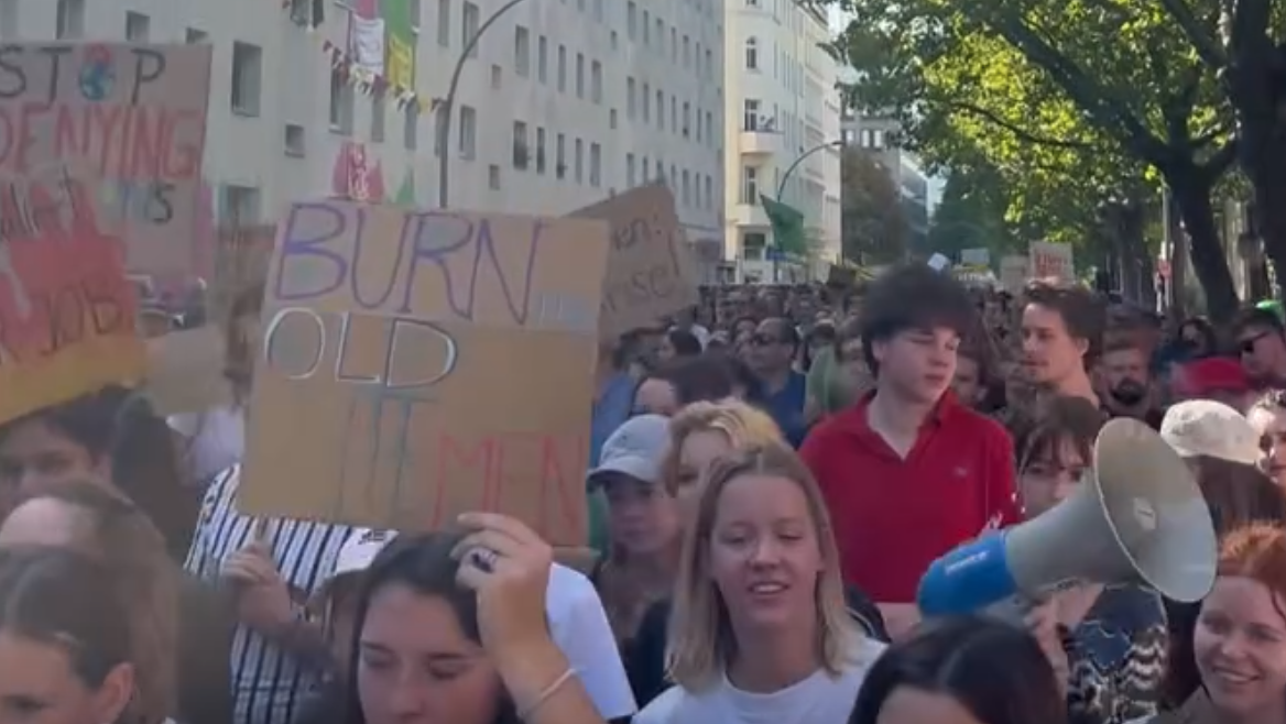 Německo: Klimatičtí alarmisté při protestu vyzývali k násilí proti starým bílým mužům5 (12)