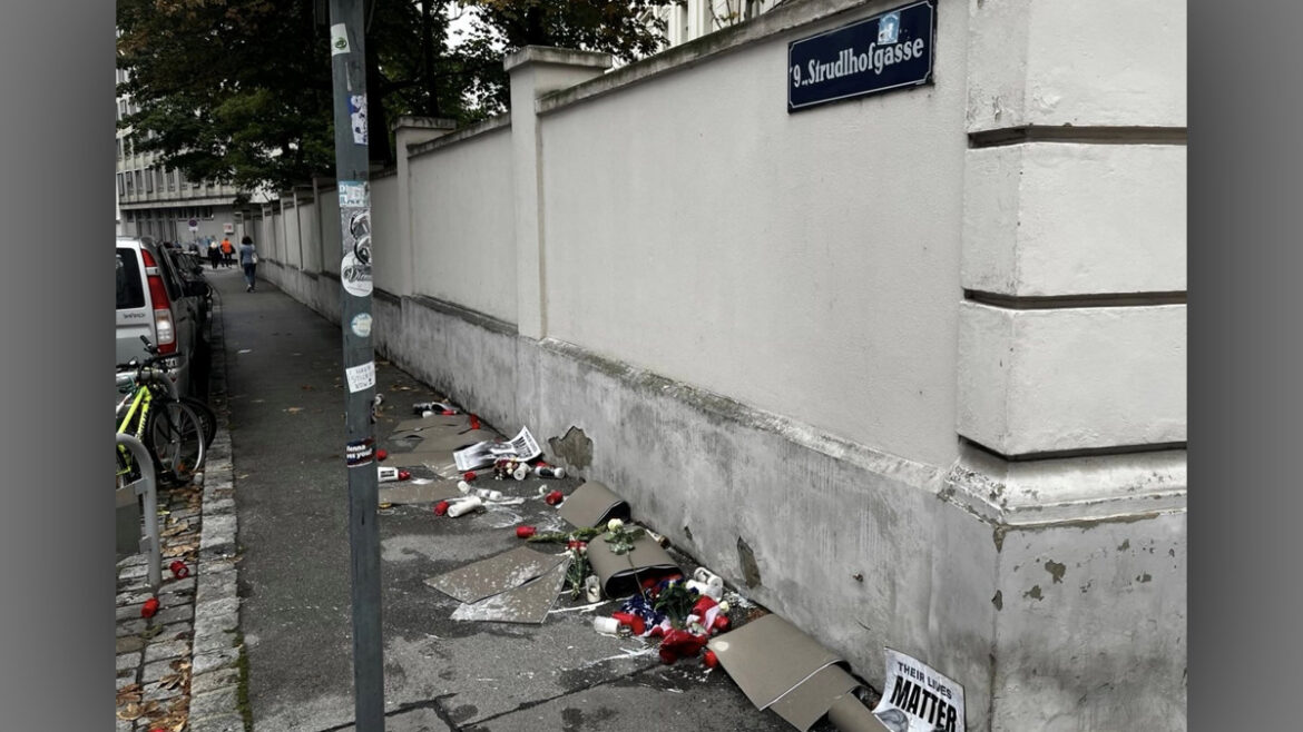 Vražedná nenávist Antify ke Kirkovi se přelila i do Evropy: Ve Vídni tato bojůvka zničila pietní místo (video)5 (12)